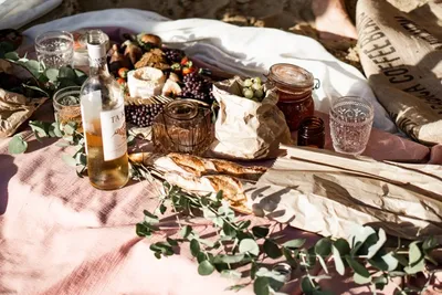 Un buffet de platos llevados a un potluck — el tipo de comida compartida que coordina la plantilla Potluck de Whocan