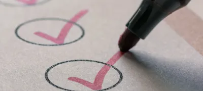 Eine gemeinsame Aufgaben-Checkliste, die Stück für Stück übernommen wird — die Art von Wer-macht-was-Liste, die die Whocan-Vorlage Aufgaben verteilen abwickelt